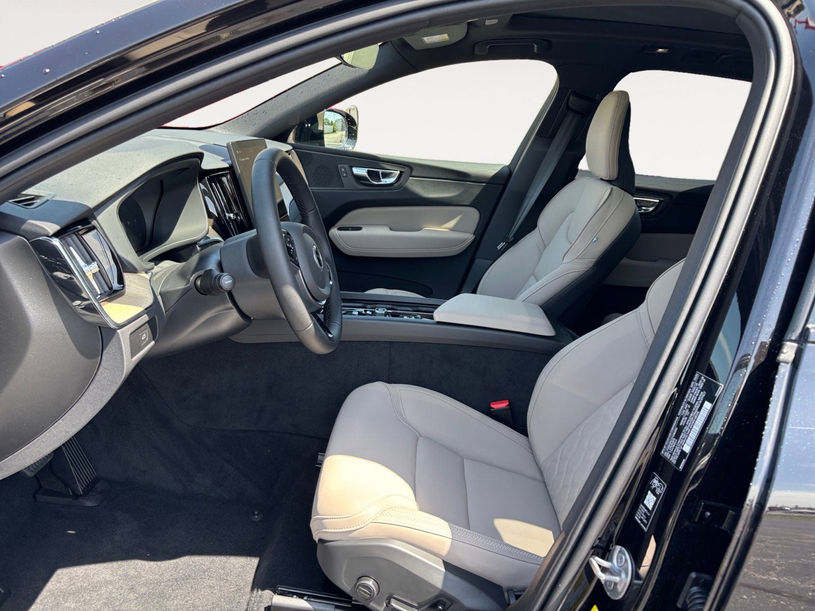 2026 Volvo XC60 B5 Plus