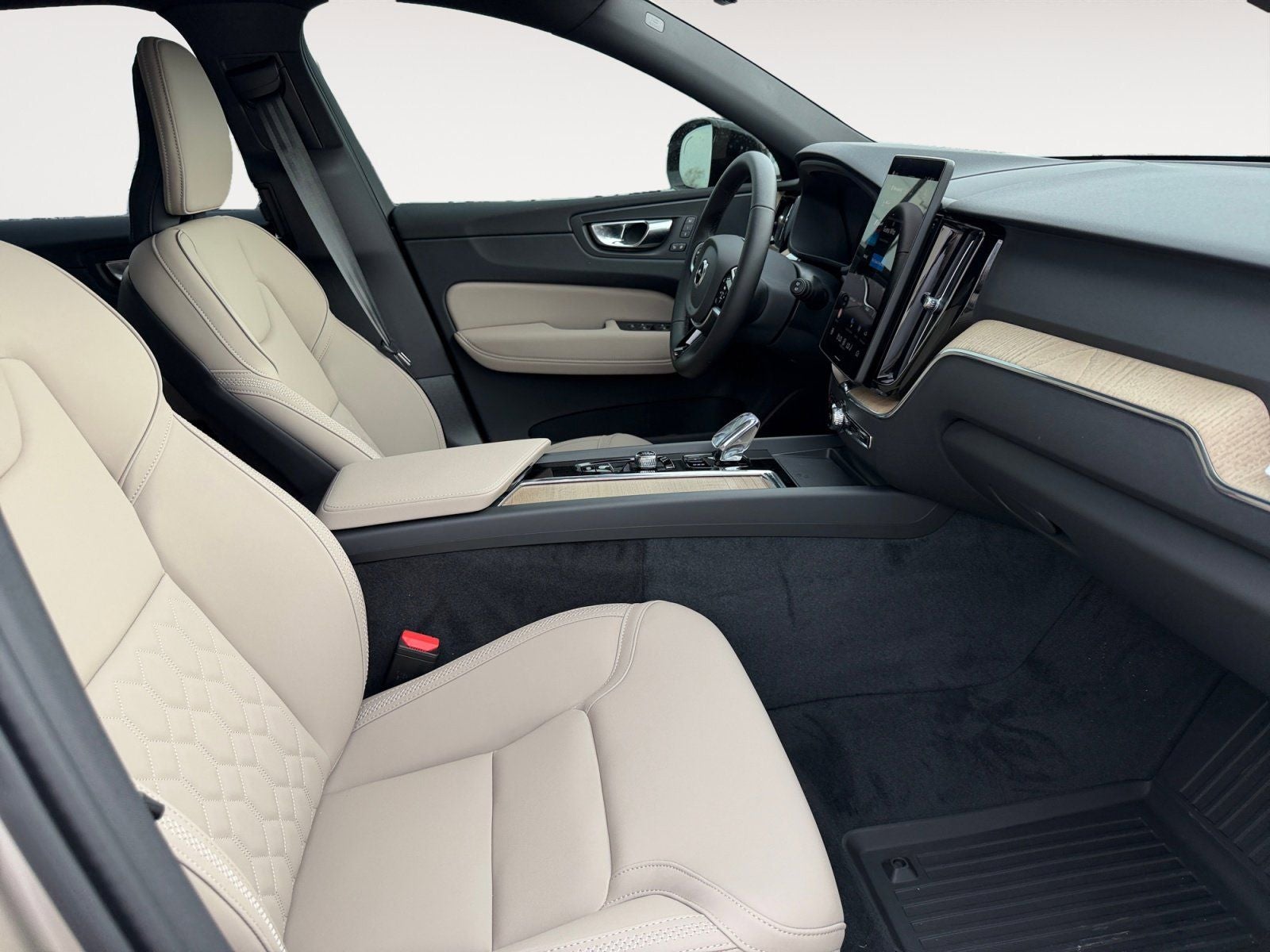 2026 Volvo XC60 B5 Plus