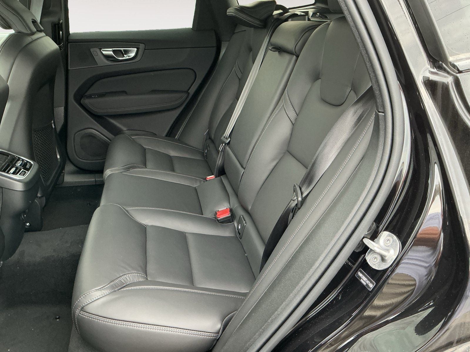 2026 Volvo XC60 B5 Ultra Black Edition