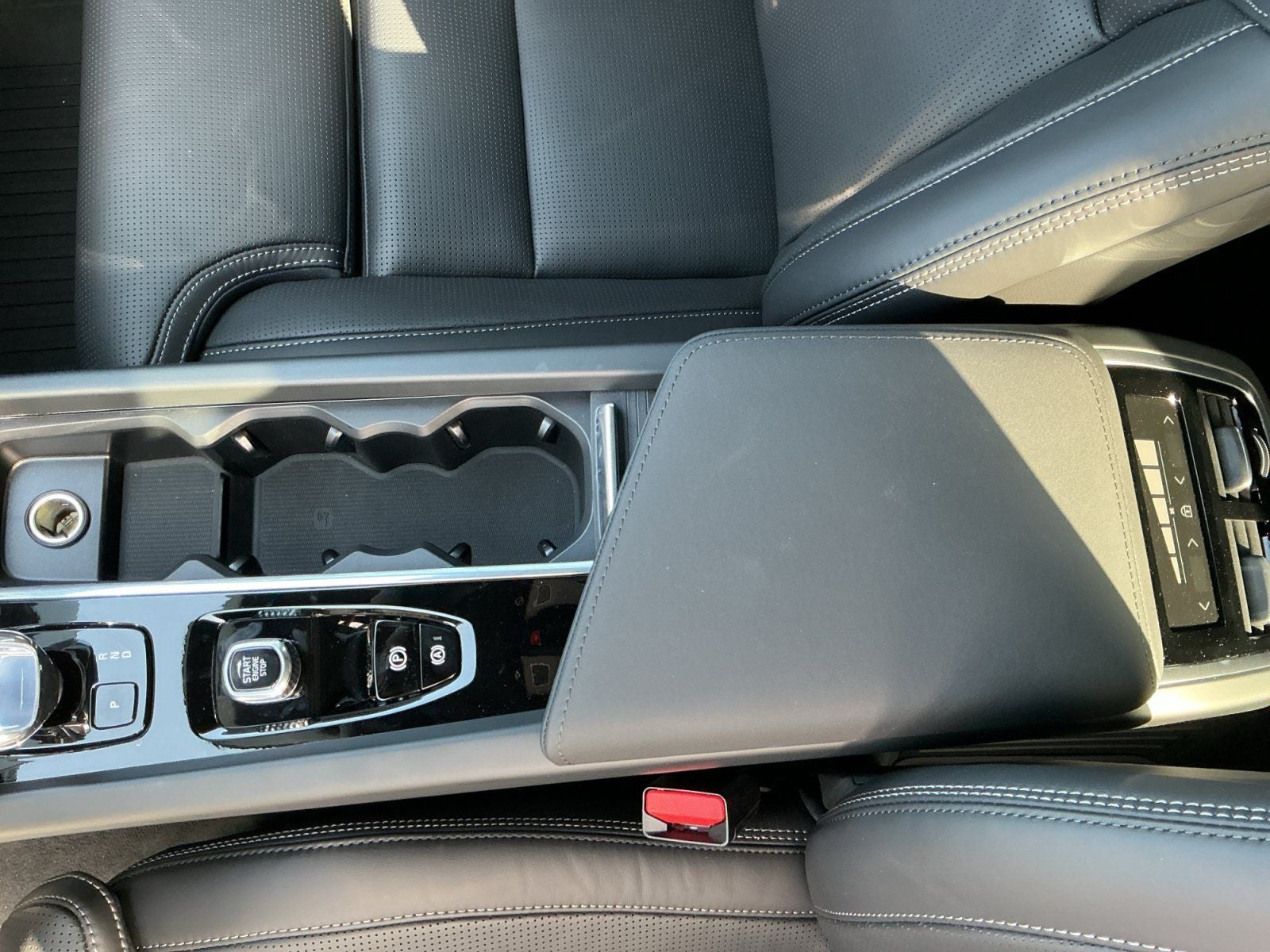 2026 Volvo XC60 B5 Ultra Black Edition