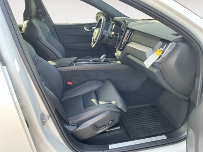 2026 Volvo XC60 B5 Ultra Black Edition